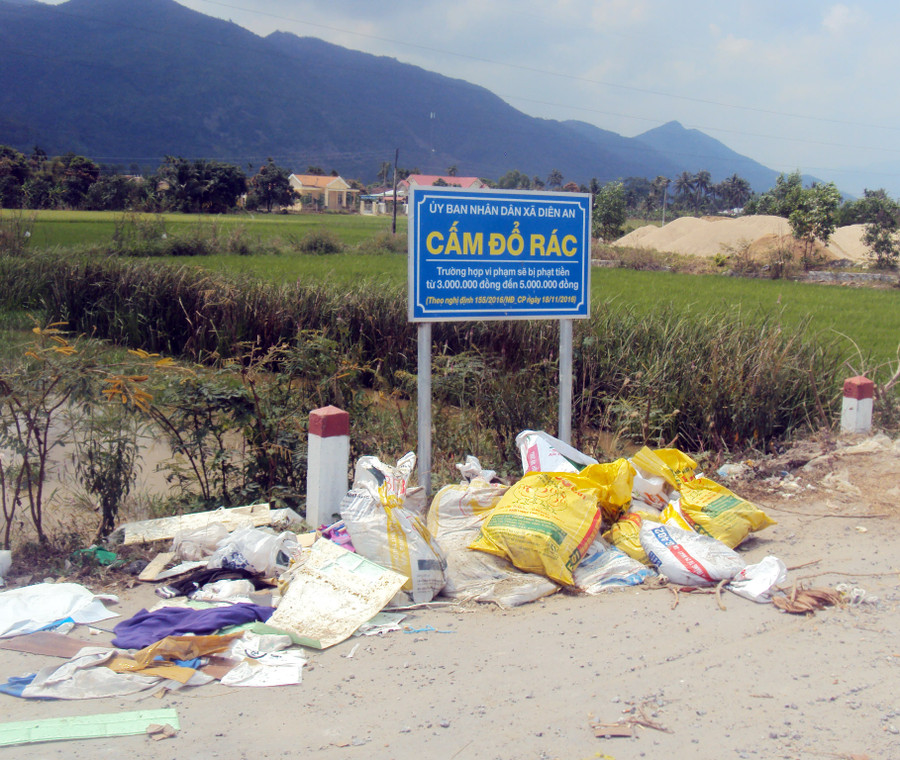 Biển cấm ghi rõ ràng mức phạt nhưng nhiều người vẫn vô tư đổ rác