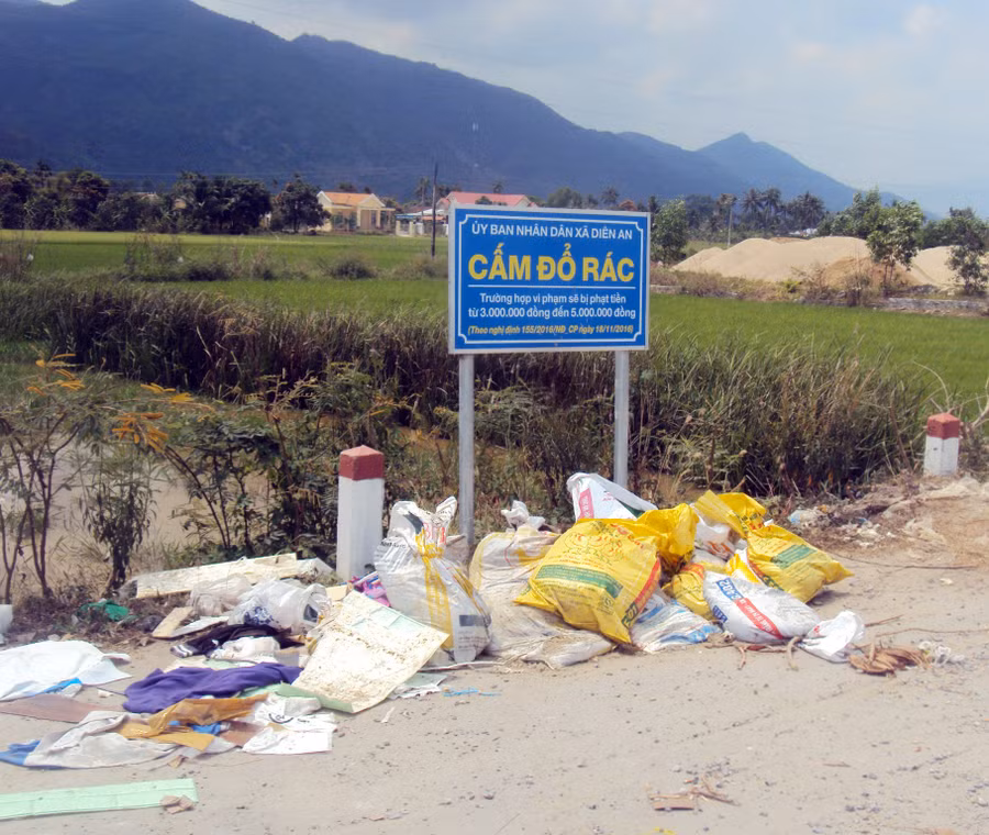 Biển cấm ghi rõ ràng mức phạt nhưng nhiều người vẫn vô tư đổ rác