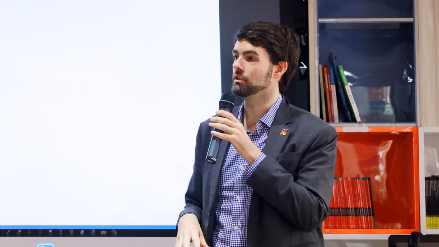 Ông Zach Pinson, Giám đốc học thuật của Atlantic Five-Star English