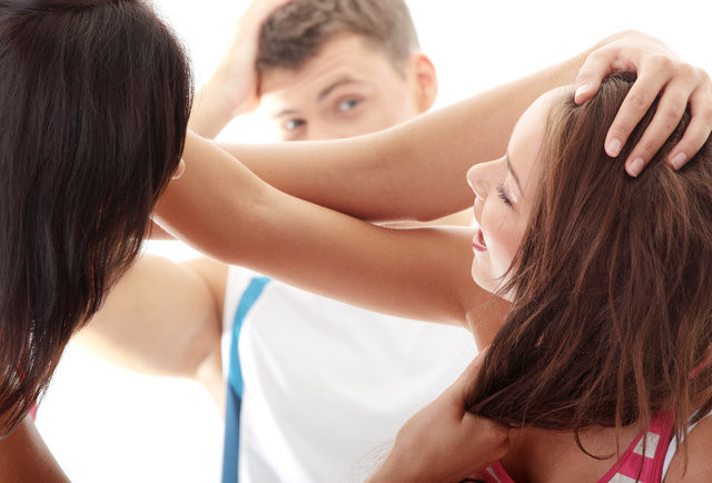 Này các bà vợ, đánh ghen cũng cần cái đầu
