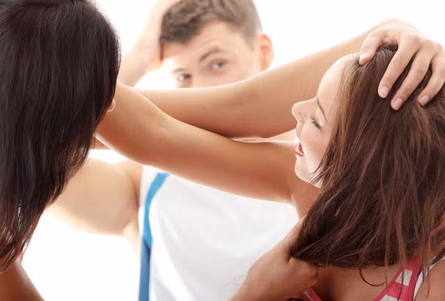 Này các bà vợ, đánh ghen cũng cần cái đầu
