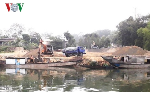 ồ ạt khai thác cát vào giữa đêm trên sông hương hình 4 o at khai thac cat vao giua dem tren song huong hinh 4