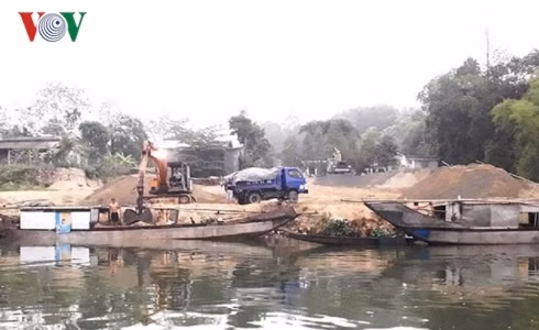 o at khai thac cat vao giua dem tren song huong hinh 4