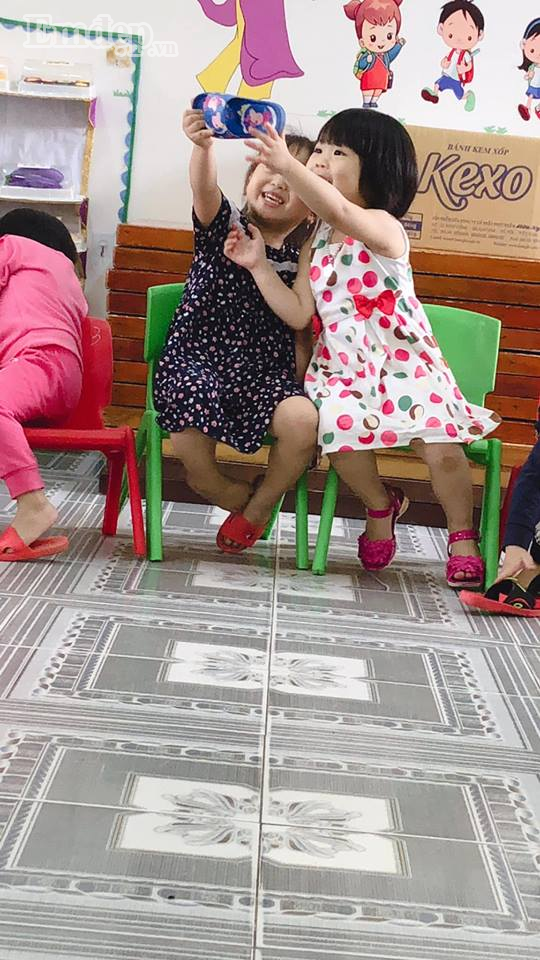 Cười ngất với clip 2 cô bé đáng yêu cầm dép selfie vì tưởng tượng thành smartphone