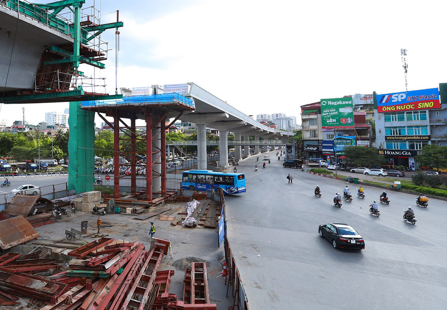 Công nhân đang thi công các hạng mục của đường sắt đô thị Nhổn - ga Hà Nội. Ảnh: INT