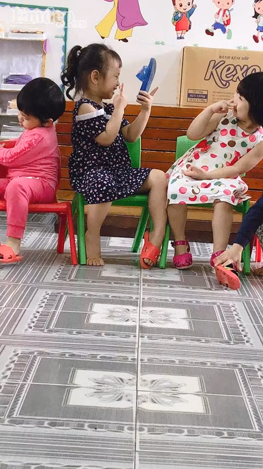 Cười ngất với clip 2 cô bé đáng yêu cầm dép selfie vì tưởng tượng thành smartphone