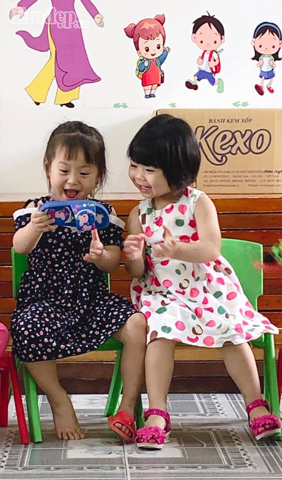 Cười ngất với clip 2 cô bé đáng yêu cầm dép selfie vì tưởng tượng thành smartphone