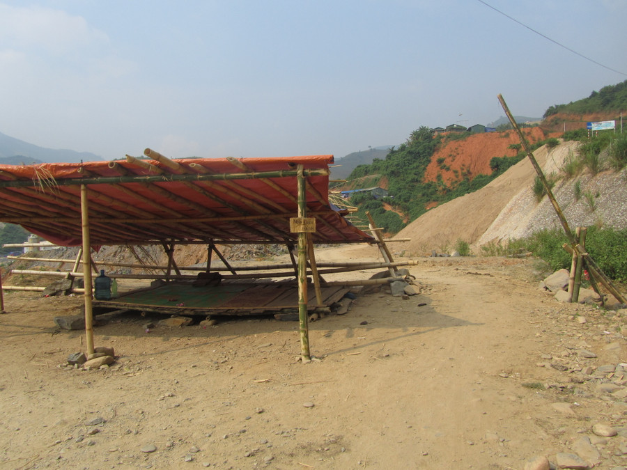 Từ 15/9 - 9/10/2018, người dân lập chốt ngăn phương tiện thi công do chủ đầu tư nhiều lần thất hứa thanh toán