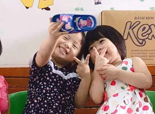 Cười ngất với 2 cô bé đáng yêu cầm dép “selfie” vì tưởng tượng thành smartphone