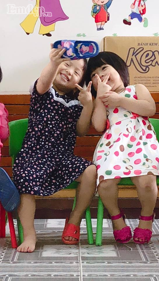 Cười ngất với clip 2 cô bé đáng yêu cầm dép selfie vì tưởng tượng thành smartphone