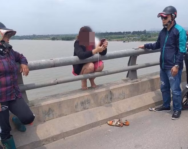  Định nhảy cầu tự vẫn, mẹ bầu thức tỉnh sau một câu nói của bác gái đi đường