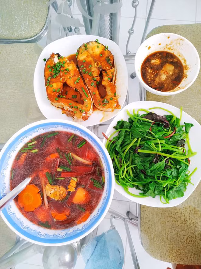 Gái đảm khoe mâm cơm nấu rất ra gì và này nọ nhưng vô tình để lộ lý do khiến chàng nào cũng nghĩ: Thôi ăn tiệm cho lành! ảnh 5