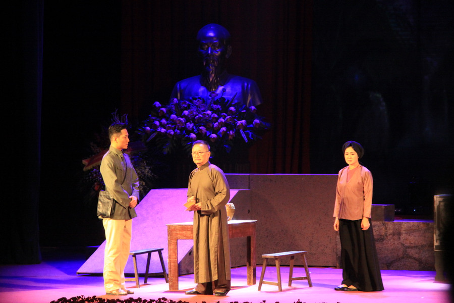 Một cảnh trong trích đoạn kịch kể về giây phút cụ Bùi Bằng Đoàn nhận tâm thư Chủ tịch Hồ Chí Minh được biểu diễn tại Lễ kỷ niệm. Ảnh: Bình Thanh.