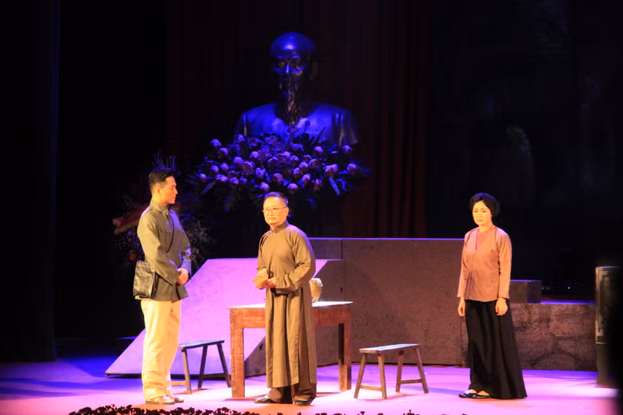 Một cảnh trong trích đoạn kịch kể về giây phút cụ Bùi Bằng Đoàn nhận tâm thư Chủ tịch Hồ Chí Minh được biểu diễn tại Lễ kỷ niệm. Ảnh: Bình Thanh.