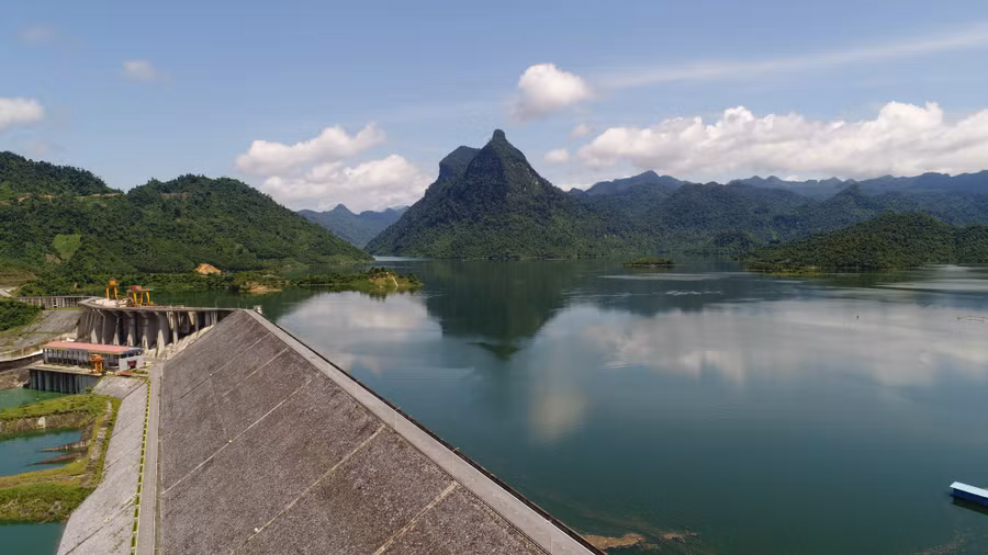 Núi Pắc Tạ có hình dáng độc đáo ở lòng hồ thủy điện Na Hang