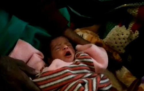 Bé gái chào đờihôm 26/12. Ảnh: SWNS