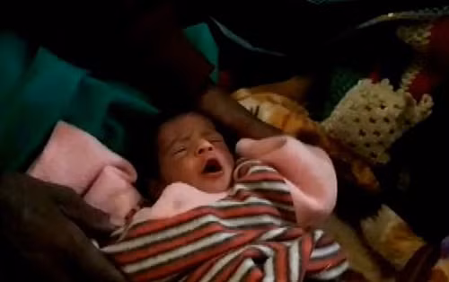 Bé gái chào đờihôm 26/12. Ảnh: SWNS