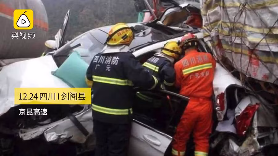 Bé trai 3 tuổi sống sót kỳ diệu trong vụ tai nạn kinh hoàng, ôtô bẹp dúm