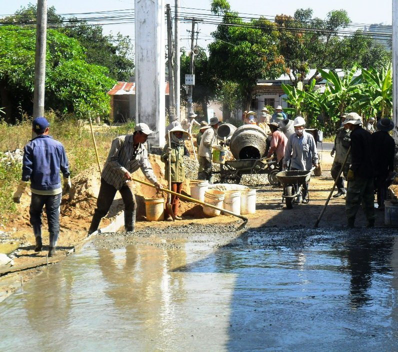 Tự nguyện góp công cùng Nhà nước xây dựng đường nông thôn mới Tự nguyện góp công cùng Nhà nước xây dựng đường nông thôn mới