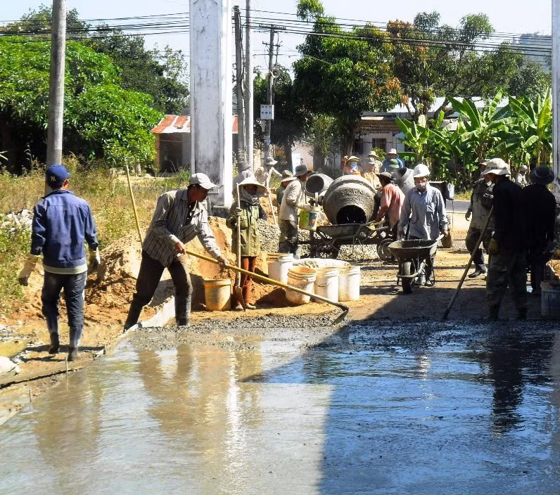 Tự nguyện góp công cùng Nhà nước xây dựng đường nông thôn mới