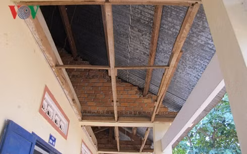 hang tram hoc sinh va giao vien bat an vi truong xuong cap hinh 2