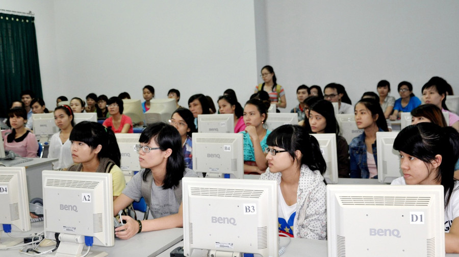 Cơ sở vật chất là yêu cầu mấu chốt để nâng cao chất lượng đào tạo (Trong ảnh: Sinh viên Trường ĐH Ngoại ngữ – ĐH Đà Nẵng thực hành tiếng)