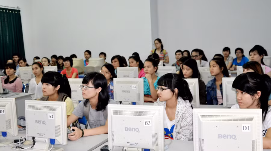 Cơ sở vật chất là yêu cầu mấu chốt để nâng cao chất lượng đào tạo (Trong ảnh: Sinh viên Trường ĐH Ngoại ngữ – ĐH Đà Nẵng thực hành tiếng)