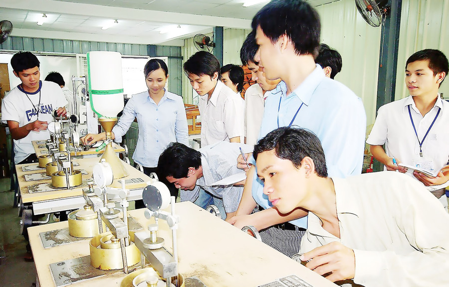 ĐHQG TPHCM trong giờ thực hành chuyên ngành ĐHQG TPHCM trong giờ thực hành chuyên ngành