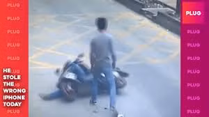 Thanh niên đi xe máy bị đạp ngã sõng soài, khi biết lý do ai cũng ủng hộ