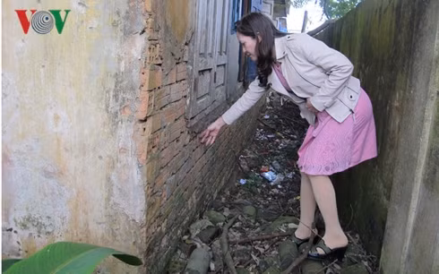 hang tram hoc sinh va giao vien bat an vi truong xuong cap hinh 1