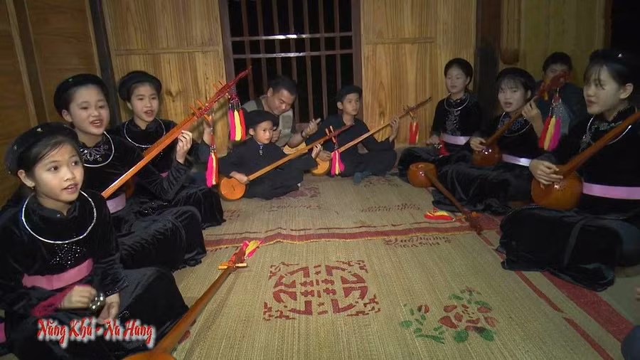 Trình diễn hát Then phục vụ khách du lịch