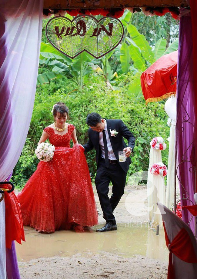 Kì lạ cặp vợ chồng giống nhau như tạc, đằng sau còn là câu chuyện em gái mưa - anh trai bão nhọ nhất 2018 - Ảnh 3. Kì lạ cặp vợ chồng giống nhau như tạc, đằng sau còn là câu chuyện em gái mưa - anh trai bão nhọ nhất 2018 - Ảnh 3.