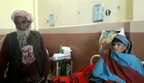 Ông Hakim Din và vợ tại bệnh viện sau khi bà sinh con gái hôm 26/12. Ảnh: SWNS