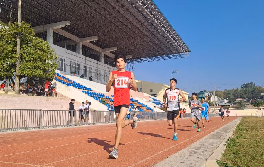 Các vận động viên tranh tài ở môn điền kinh.