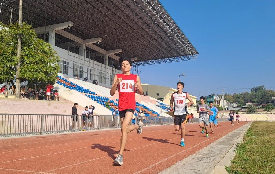 Các vận động viên tranh tài ở môn điền kinh.