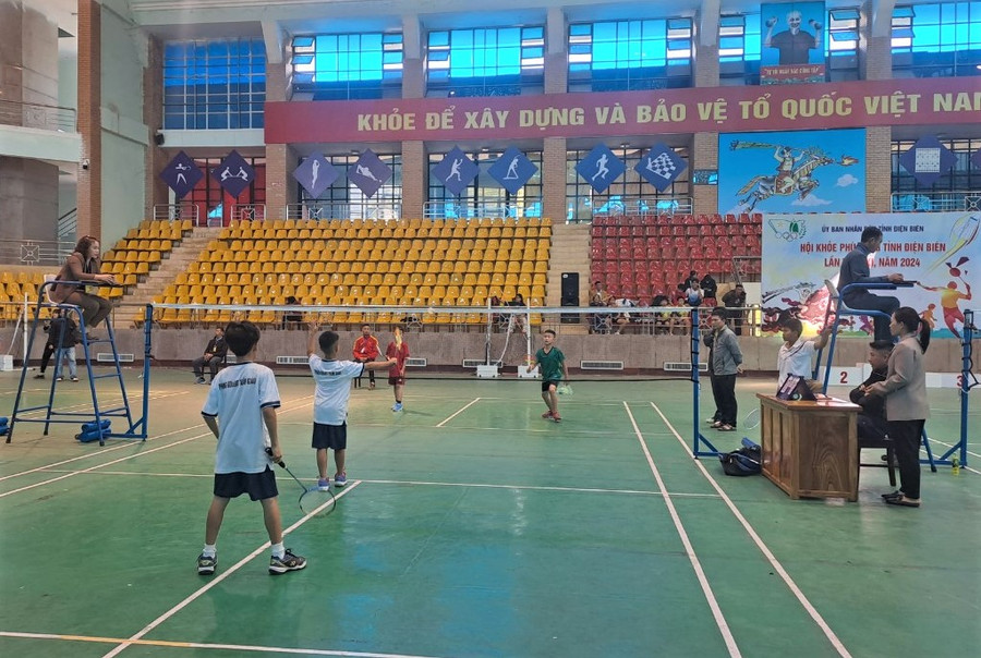 Các vận động viên thi đấu môn cầu lông.