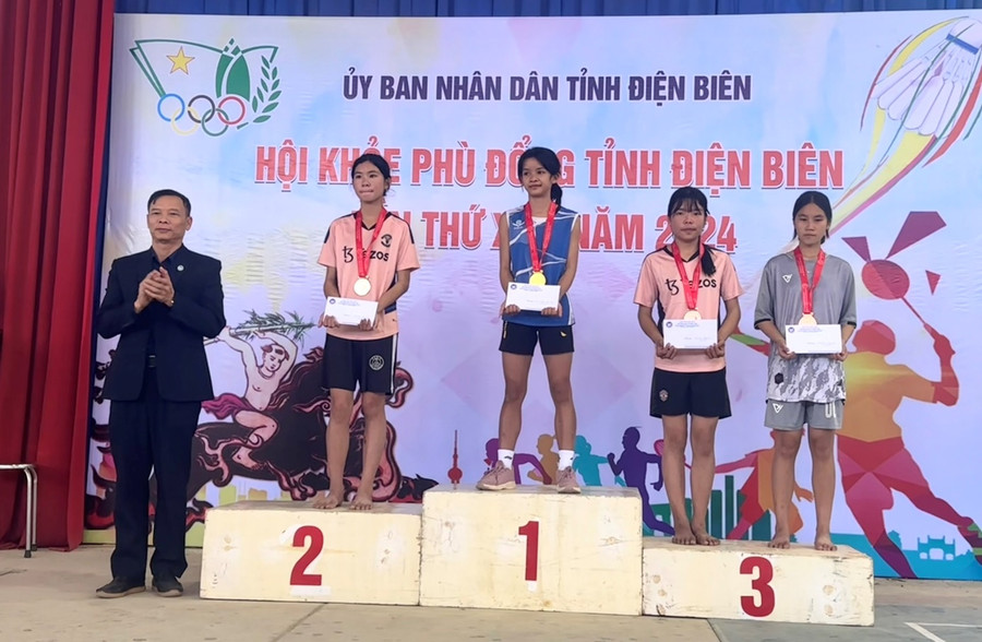 Trao huy chương nội dung chạy 100m nữ (lớp 6-7), cấp THCS.