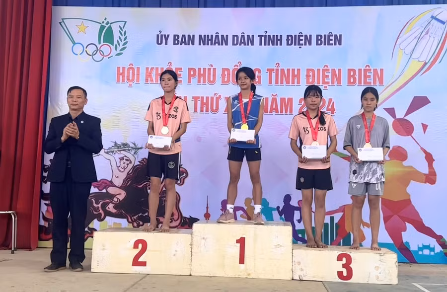 Trao huy chương nội dung chạy 100m nữ (lớp 6-7), cấp THCS.