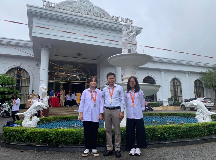 Vui đã giành giải Khuyến khích môn Hoá học tại Kỳ thi chọn học sinh giỏi các trường Chuyên khu vực Duyên Hải và Đồng bằng Bắc Bộ, Huy chương Bạc Trại hè Hùng Vương và là thành viên tham gia đội tuyển thi Học sinh giỏi Quốc gia. Vui đã giành giải Khuyến khích môn Hoá học tại Kỳ thi chọn học sinh giỏi các trường Chuyên khu vực Duyên Hải và Đồng bằng Bắc Bộ, Huy chương Bạc Trại hè Hùng Vương và là thành viên tham gia đội tuyển thi Học sinh giỏi Quốc gia.