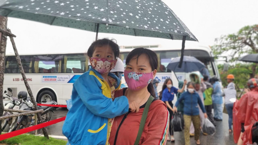 Những chuyến xe liên tục đưa người dân di dời đến khu vực ký túc xá Hòa Phát Dung Quất để tránh bão số 4.