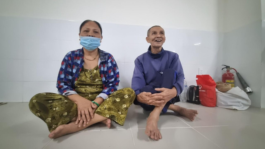 Vợ chồng ông ở thôn Nguyễn Văn Ba ở xã Bình Đông (Bình Sơn) cho biết, gia đình có 3 người nhưng vì con trai đi làm xa vả lại nhà ở sát biển không an toàn nên chính quyền đã bố trí đến nơi an toàn hơn.