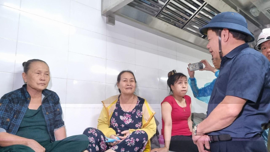 Ông Đặng Văn Minh - Chủ tịch UBND tỉnh Quảng Ngãi thăm hỏi người dân tại Khu ký túc xá Hòa Phát Dung Quất.