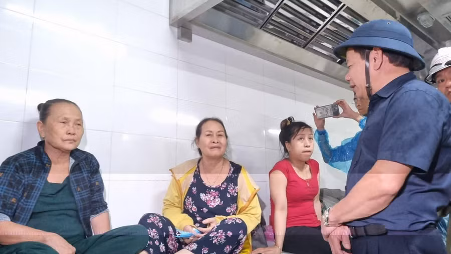 Ông Đặng Văn Minh - Chủ tịch UBND tỉnh Quảng Ngãi thăm hỏi người dân tại Khu ký túc xá Hòa Phát Dung Quất.