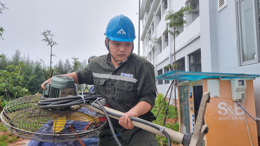 Hòa Phát Dung Quất bố trí các vật dụng cần thiết cho người dân đến lánh bão.