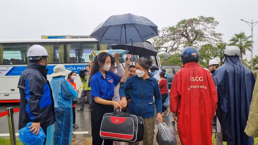 Người dân ở vùng xung yếu huyện Bình Sơn được đưa đến nơi tránh trú an toàn.