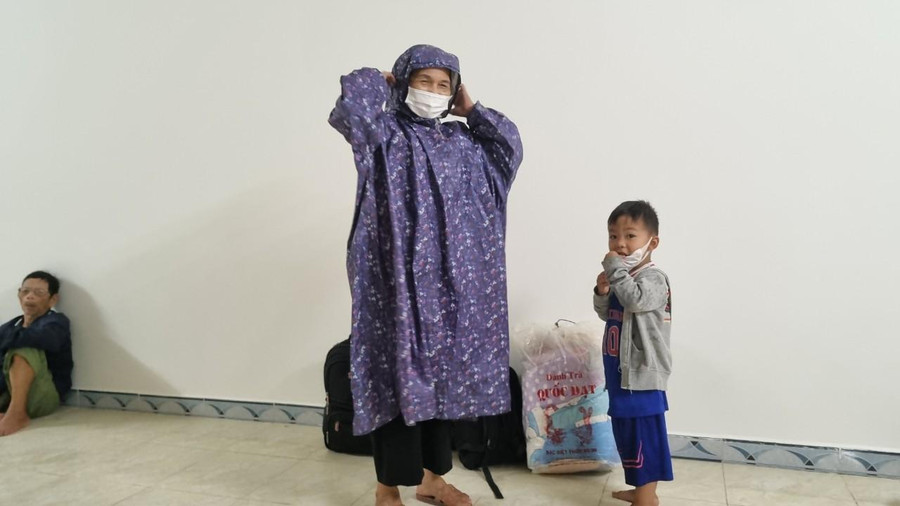 Những người dân ở trong vùng xung yếu vẫn đang được đưa đến nơi tránh trú an toàn.