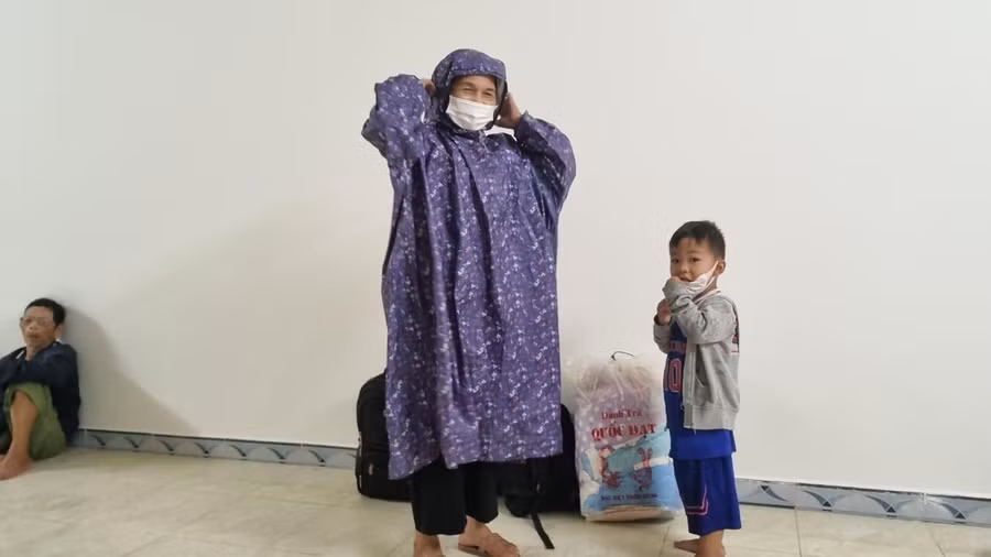 Những người dân ở trong vùng xung yếu vẫn đang được đưa đến nơi tránh trú an toàn.