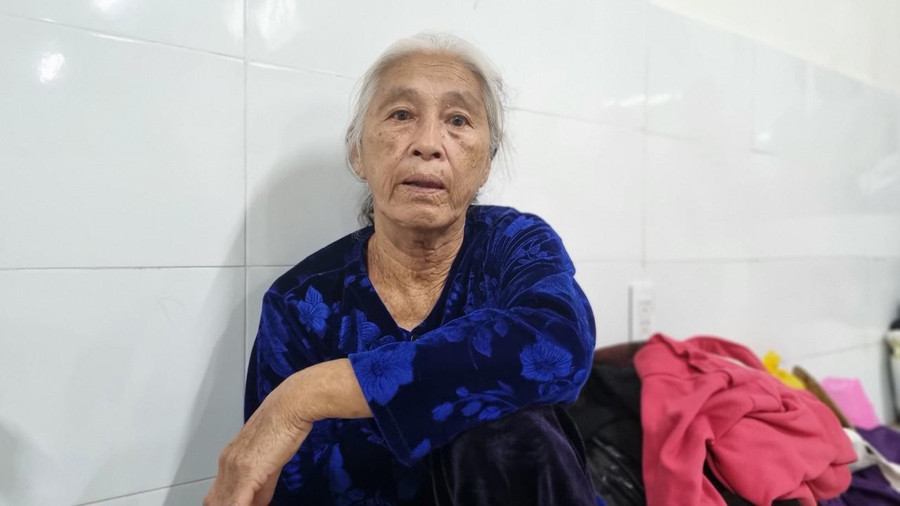 Còn bà Nguyễn Thị Danh (77 tuổi, xã Bình Đông) chia sẻ, đây là lần chạy bão lần thứ 2 của bà trong mấy năm gần đây, lần gần nhất là khi cơn bão số 9 năm 2020 đổ vào Quảng Ngãi. Bà rất vui vì được cấp chính quyền bố trí nơi lánh bão sạch sẽ, an toàn.