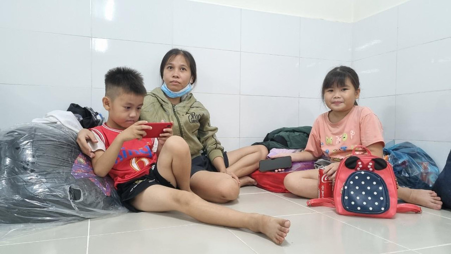Đây cũng là năm thứ 2 chạy trú bão của gia đình chị Nguyễn Thị Liên Chị cùng 2 con nhỏ được đưa đến đây từ sáng, chị rất hài lòng với chỗ ở hiện tại và gửi lời cảm ơn đến các cấp chính quyền.