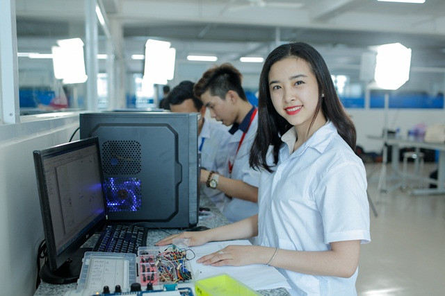 Nữ sinh Hutech có vẻ đẹp trong sáng và cuốn hút người đối diện